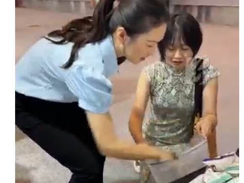 湘渝书博Vlog｜8秒挑战！重庆记者书博会单手狂扫茶颜悦色零食手速惊人